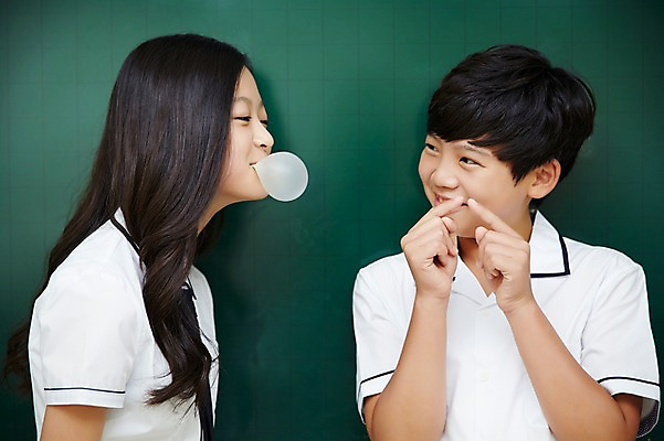 포토 JPG 학생 여학생 여자 남자 교복 남학생 교실 중학생 실내 상반신 두명 앞모습 옆모습 10대 친구 마주보기 칠판 한국인 껌 여중생 풍선불기 십대만 남중생 국내포토 옷 교육 뷰포인트 학교 관계 모션 청소년 사람 동양인 내부 불기 파일형식
