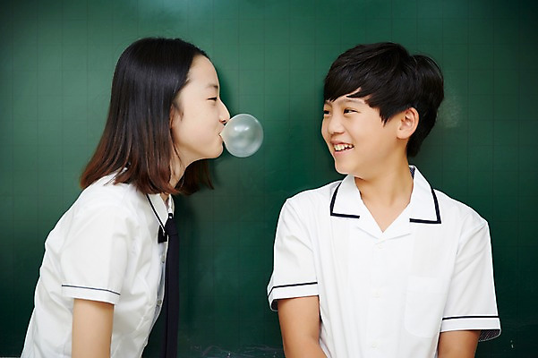 포토 JPG 학생 여학생 여자 남자 교복 남학생 교실 중학생 실내 미소 상반신 두명 앞모습 옆모습 10대 친구 마주보기 칠판 한국인 껌 여중생 풍선불기 십대만 남중생 국내포토 옷 교육 뷰포인트 학교 관계 모션 청소년 표정 사람 동양인 내부 불기 파일형식