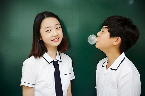 포토 JPG 학생 여학생 여자 남자 교복 남학생 교실 중학생 실내 미소 상반신 두명 앞모습 옆모습 10대 친구 칠판 한국인 껌 여중생 풍선불기 십대만 남중생 국내포토 옷 교육 뷰포인트 학교 관계 청소년 표정 사람 동양인 내부 불기 파일형식