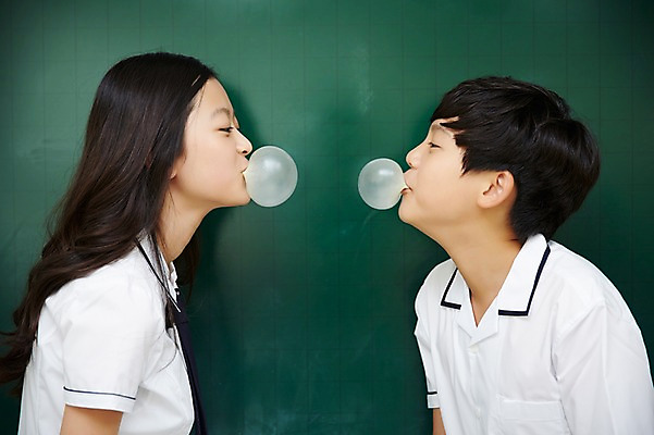 포토 JPG 학생 여학생 여자 남자 교복 남학생 교실 중학생 실내 상반신 두명 옆모습 10대 친구 마주보기 칠판 한국인 껌 여중생 풍선불기 십대만 남중생 국내포토 옷 교육 뷰포인트 학교 관계 모션 청소년 사람 동양인 내부 불기 파일형식