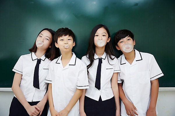 포토 JPG 학생 여학생 여자 남자 교복 남학생 장난 교실 중학생 실내 여러명 상반신 앞모습 10대 친구 칠판 한국인 껌 여중생 풍선불기 십대만 남중생 국내포토 옷 교육 뷰포인트 다수 학교 관계 청소년 사람 동양인 내부 불기 파일형식