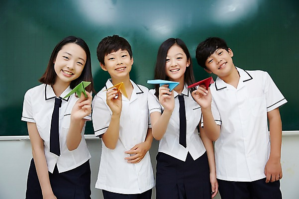 포토 JPG 학생 여학생 여자 남자 교복 남학생 교실 중학생 실내 서기 미소 여러명 상반신 앞모습 10대 친구 칠판 희망 한국인 종이비행기 여중생 십대만 남중생 국내포토 옷 교육 감정 뷰포인트 다수 학교 관계 모션 청소년 표정 사람 동양인 내부 종이접기 파일형식