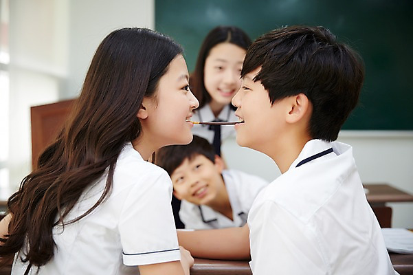 포토 JPG 학생 여학생 여자 남자 교복 남학생 교실 중학생 놀이 실내 여러명 상반신 앞모습 옆모습 10대 마주보기 한국인 게임 여중생 빼빼로 빼빼로게임 십대만 남중생 국내포토 옷 교육 뷰포인트 다수 학교 모션 청소년 디저트 사람 동양인 내부 막대과자 파일형식