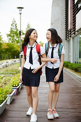 포토 JPG 주간 전신 여자 교복 학교 중학생 책가방 미소 야외 두명 앞모습 10대 친구 마주보기 걷기 팔짱 다정 우정 한국인 여중생 등교 하교 십대여자만 국내포토 자연요소 학생 옷 교육 뷰포인트 컨셉 가방 관계 모션 청소년 표정 사람 동양인 등하교 여자만 십대만 파일형식