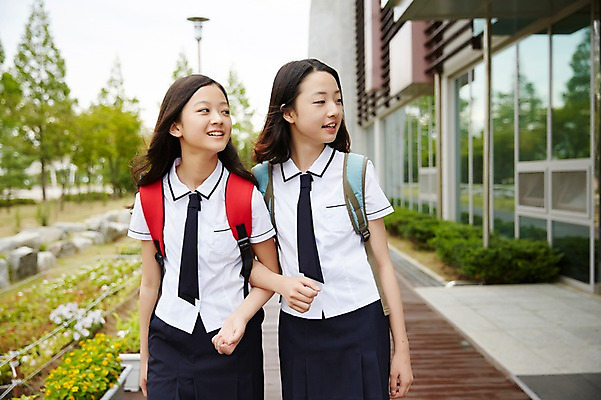 포토 JPG 주간 여자 교복 학교 중학생 책가방 상반신 야외 두명 앞모습 10대 친구 걷기 팔짱 다정 우정 한국인 여중생 등교 하교 십대여자만 국내포토 자연요소 학생 옷 교육 뷰포인트 컨셉 가방 관계 모션 청소년 사람 동양인 등하교 여자만 십대만 파일형식