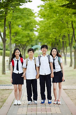 포토 JPG 주간 전신 학생 공원 여학생 여자 남자 교복 남학생 운동화 중학생 책가방 서기 미소 여러명 야외 앞모습 10대 친구 팔짱 손잡기 산책로 한국인 보행로 여중생 까치발 십대만 남중생 국내포토 자연요소 옷 공공시설 길 뷰포인트 다수 신발 가방 관계 모션 발 청소년 표정 사람 동양인 파일형식