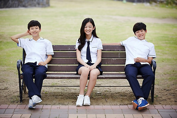 포토 JPG 주간 전신 학생 공원 여학생 여자 남자 교복 남학생 운동화 벤치 중학생 미소 앉기 야외 앞모습 10대 세명 친구 산책로 한국인 보행로 여중생 손모으기 십대만 남중생 국내포토 자연요소 옷 공공시설 길 뷰포인트 신발 의자 관계 모션 청소년 표정 사람 동양인 손짓 파일형식