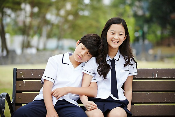포토 JPG 주간 학생 공원 여학생 여자 남자 교복 남학생 벤치 중학생 미소 앉기 상반신 야외 두명 앞모습 10대 친구 팔짱 눈감음 기댐 한국인 잠 여중생 십대만 남중생 국내포토 자연요소 옷 공공시설 뷰포인트 의자 관계 모션 청소년 표정 사람 동양인 파일형식