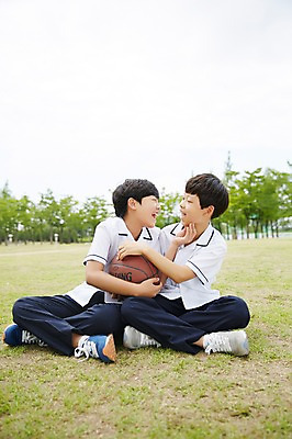 포토 JPG 주간 전신 공원 남자 남학생 안기 중학생 함께함 농구공 잔디 야외 두명 앞모습 10대 친구 우정 한국인 가부좌 남자만 십대남자만 남중생 국내포토 자연요소 식물 학생 공공시설 뷰포인트 컨셉 공 관계 모션 청소년 농구 사람 앉기 동양인 십대만 파일형식