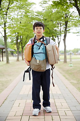 포토 JPG 주간 전신 학생 공원 남자 교복 가방 중학생 피곤 한명 서기 들기 야외 앞모습 10대 산책로 한국인 짜증 보행로 매기 불만 남자만 십대남자한명만 남중생 국내포토 자연요소 1 잡화 옷 공공시설 감정 길 뷰포인트 컨셉 모션 청소년 사람 동양인 남자한명만 십대남자만 파일형식