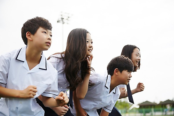 포토 JPG 주간 학생 여학생 여자 남자 교복 남학생 중학생 여러명 상반신 야외 10대 친구 달리기 경쟁 한국인 여중생 열정 준비자세 십대만 남중생 국내포토 자연요소 옷 감정 포즈 다수 컨셉 관계 모션 청소년 사람 동양인 준비 파일형식