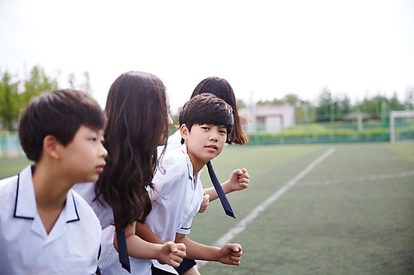 포토 JPG 주간 학생 여학생 여자 남자 교복 남학생 중학생 여러명 상반신 야외 옆모습 10대 친구 달리기 경쟁 한국인 여중생 열정 준비자세 십대만 남중생 국내포토 자연요소 옷 감정 뷰포인트 포즈 다수 컨셉 관계 모션 청소년 사람 동양인 준비 파일형식