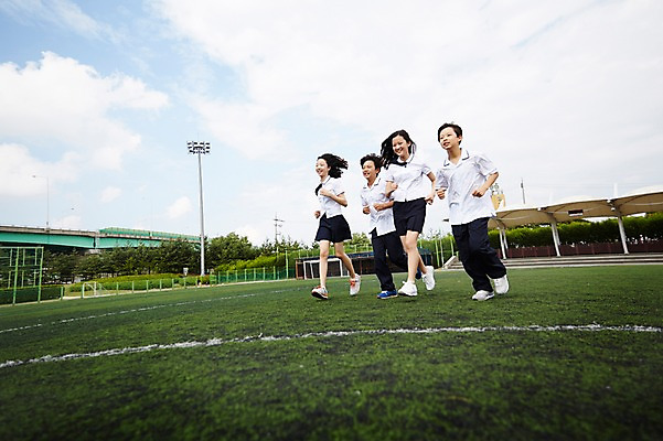 포토 JPG 주간 전신 학생 여학생 여자 남자 교복 남학생 중학생 여러명 야외 10대 친구 달리기 경쟁 운동장 한국인 여중생 열정 십대만 남중생 국내포토 자연요소 옷 감정 다수 컨셉 스포츠시설 관계 모션 청소년 사람 동양인 공간 파일형식
