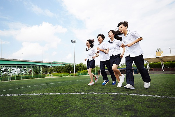 포토 JPG 주간 전신 학생 여학생 여자 남자 교복 남학생 중학생 여러명 야외 10대 친구 달리기 경쟁 운동장 한국인 여중생 열정 십대만 남중생 국내포토 자연요소 옷 감정 다수 컨셉 스포츠시설 관계 모션 청소년 사람 동양인 공간 파일형식