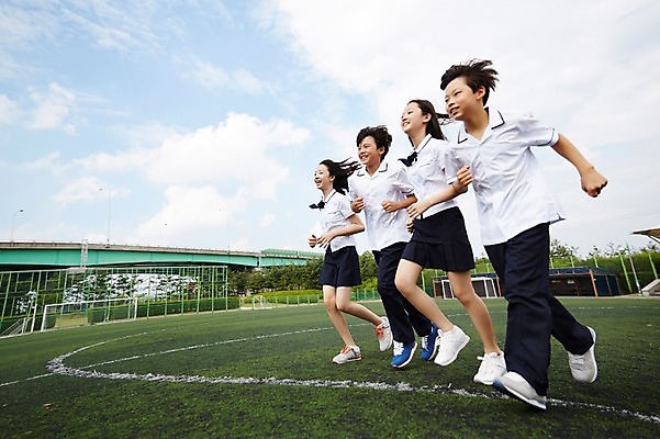 포토 JPG 주간 전신 학생 여학생 여자 남자 교복 남학생 중학생 여러명 야외 옆모습 10대 친구 달리기 경쟁 운동장 한국인 여중생 열정 십대만 남중생 국내포토 자연요소 옷 감정 뷰포인트 다수 컨셉 스포츠시설 관계 모션 청소년 사람 동양인 공간 파일형식