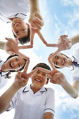 포토 JPG 주간 학생 손 여학생 여자 남자 교복 별 남학생 로우앵글 중학생 하늘 협력 미소 여러명 상반신 야외 앞모습 신체부위 10대 친구 한국인 여중생 브이 십대만 남중생 국내포토 자연요소 옷 뷰포인트 다수 관계 청소년 표정 사람 동양인 손짓 파일형식