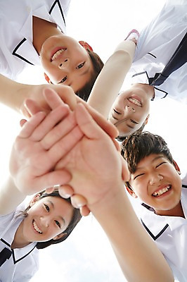 포토 JPG 주간 학생 여학생 여자 남자 교복 남학생 로우앵글 중학생 협력 미소 여러명 상반신 야외 앞모습 10대 친구 한국인 여중생 손모으기 십대만 남중생 국내포토 자연요소 옷 뷰포인트 다수 관계 청소년 표정 사람 동양인 손짓 파일형식