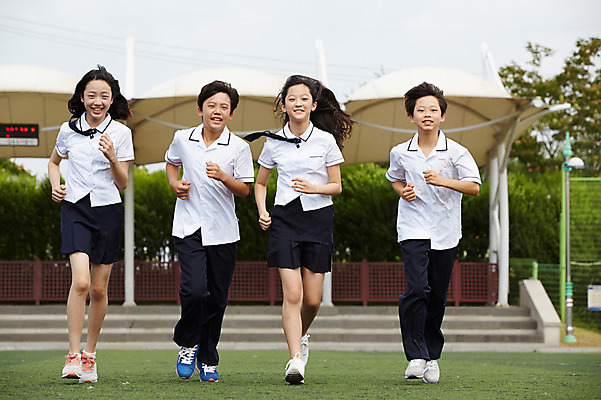 포토 JPG 주간 전신 학생 여학생 여자 남자 교복 남학생 운동화 중학생 미소 여러명 야외 앞모습 10대 친구 달리기 경쟁 운동장 한국인 여중생 열정 십대만 남중생 국내포토 자연요소 옷 감정 뷰포인트 다수 신발 컨셉 스포츠시설 관계 모션 청소년 표정 사람 동양인 공간 파일형식