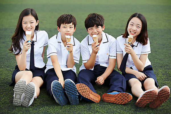 포토 JPG 주간 전신 학생 여학생 여자 남자 교복 남학생 운동화 중학생 앉기 여러명 야외 앞모습 10대 친구 운동장 한국인 먹기 여중생 콘아이스크림 십대만 남중생 국내포토 자연요소 옷 뷰포인트 다수 신발 스포츠시설 관계 모션 청소년 아이스크림 사람 동양인 공간 파일형식