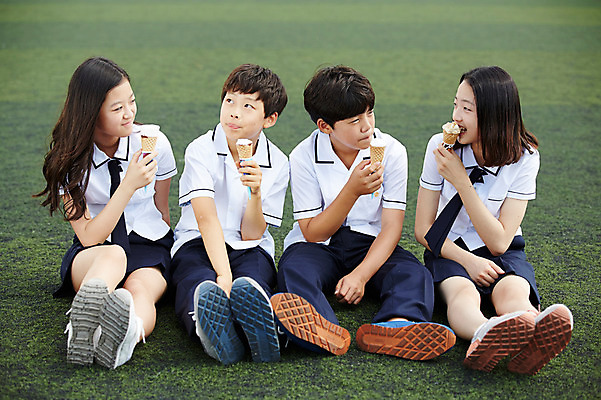 포토 JPG 주간 전신 학생 여학생 여자 남자 교복 남학생 운동화 중학생 앉기 여러명 야외 앞모습 10대 친구 운동장 한국인 먹기 여중생 콘아이스크림 십대만 남중생 국내포토 자연요소 옷 뷰포인트 다수 신발 스포츠시설 관계 모션 청소년 아이스크림 사람 동양인 공간 파일형식