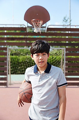 포토 JPG 주간 남자 안기 중학생 농구공 한명 서기 상반신 야외 앞모습 10대 운동장 한국인 농구장 남자만 십대남자한명만 남중생 국내포토 자연요소 1 학생 뷰포인트 공 스포츠시설 모션 청소년 농구 사람 동양인 공간 남자한명만 십대남자만 파일형식