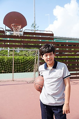 포토 JPG 주간 남자 안기 중학생 농구공 한명 서기 미소 상반신 야외 앞모습 10대 운동장 한국인 농구장 남자만 십대남자한명만 남중생 국내포토 자연요소 1 학생 뷰포인트 공 스포츠시설 모션 청소년 농구 표정 사람 동양인 공간 남자한명만 십대남자만 파일형식