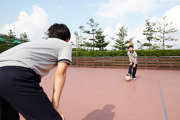 포토 JPG 주간 전신 남자 남학생 축구공 중학생 함께함 허리숙이기 그림자 서기 상반신 야외 두명 앞모습 뒷모습 10대 친구 축구 운동장 우정 한국인 남자만 십대남자만 남중생 국내포토 자연요소 학생 뷰포인트 컨셉 공 축구용품 스포츠시설 관계 모션 청소년 숙이기 사람 동양인 구기 공간 십대만 파일형식