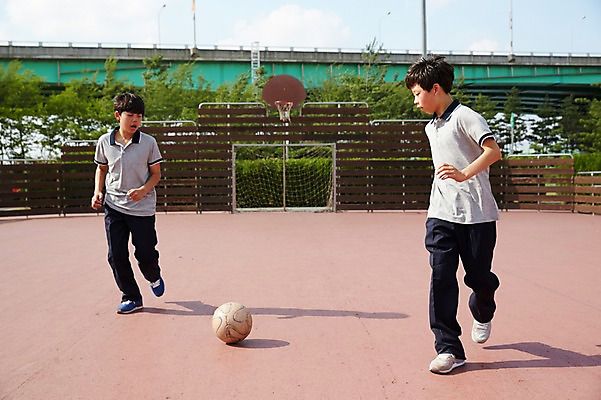 포토 JPG 주간 전신 남자 남학생 축구공 중학생 함께함 그림자 서기 야외 두명 앞모습 10대 친구 달리기 축구 운동장 우정 한국인 남자만 십대남자만 남중생 국내포토 자연요소 학생 뷰포인트 컨셉 공 축구용품 스포츠시설 관계 모션 청소년 사람 동양인 구기 공간 십대만 파일형식