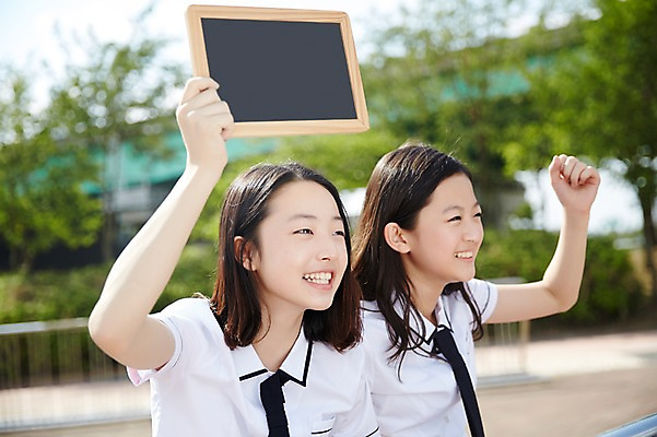 포토 JPG 주간 학생 여자 교복 응원 중학생 사각프레임 미소 상반신 야외 두명 10대 친구 파이팅 칠판 다정 주먹 우정 한국인 여중생 여자만 십대여자만 국내포토 자연요소 옷 컨셉 관계 모션 청소년 프레임 표정 사람 동양인 사각형 십대만 파일형식