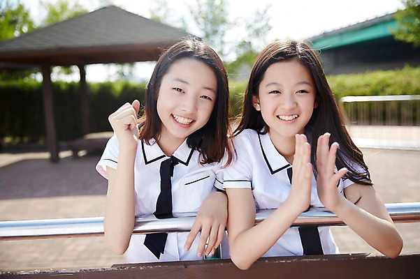 포토 JPG 주간 학생 여자 교복 난간 응원 중학생 미소 상반신 야외 두명 앞모습 10대 친구 파이팅 다정 주먹 우정 한국인 박수 여중생 여자만 십대여자만 국내포토 자연요소 옷 뷰포인트 컨셉 관계 모션 청소년 표정 사람 동양인 손짓 십대만 파일형식