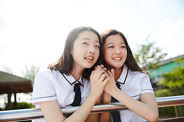 포토 JPG 주간 학생 여자 교복 난간 응원 중학생 미소 상반신 야외 두명 앞모습 10대 친구 손잡기 다정 우정 한국인 여중생 여자만 십대여자만 국내포토 자연요소 옷 뷰포인트 컨셉 관계 모션 청소년 표정 사람 동양인 십대만 파일형식