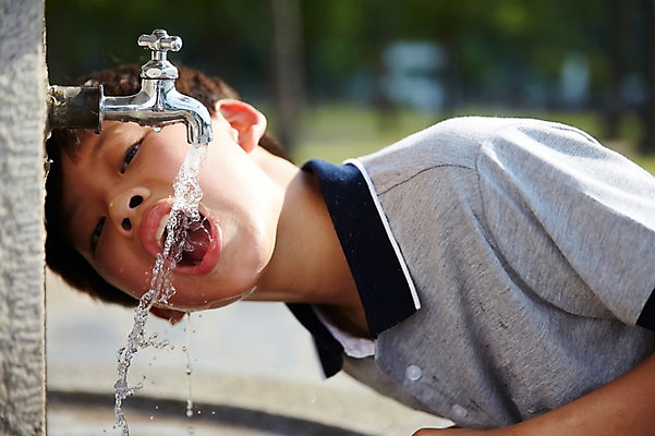 포토 JPG 주간 남자 중학생 한명 상반신 야외 옆모습 10대 한국인 마시기 수도꼭지 물마시기 수돗가 남자만 십대남자한명만 남중생 국내포토 자연요소 1 학생 뷰포인트 모션 청소년 사람 동양인 남자한명만 십대남자만 파일형식