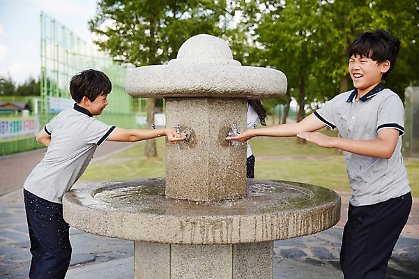 포토 JPG 주간 남자 행복 남학생 장난 중학생 물놀이 놀이 서기 상반신 야외 두명 옆모습 10대 친구 한국인 시원함 즐거움 수돗가 천진난만 남자만 십대남자만 남중생 국내포토 자연요소 학생 감정 뷰포인트 컨셉 관계 모션 청소년 사람 동양인 십대만 파일형식