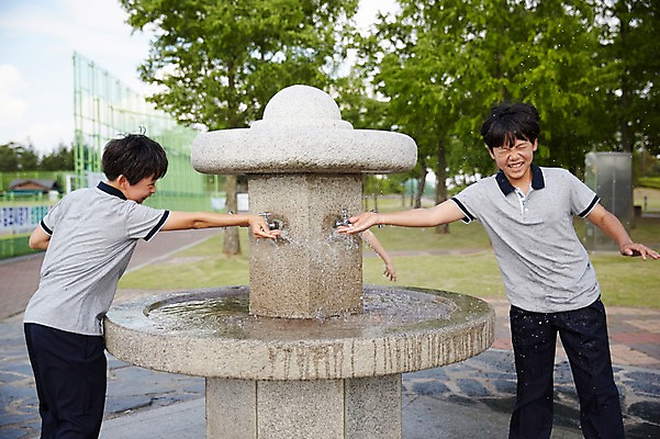 포토 JPG 주간 남자 행복 남학생 장난 중학생 물놀이 놀이 서기 상반신 야외 두명 앞모습 옆모습 10대 친구 한국인 시원함 즐거움 수돗가 천진난만 남자만 십대남자만 남중생 국내포토 자연요소 학생 감정 뷰포인트 컨셉 관계 모션 청소년 사람 동양인 십대만 파일형식