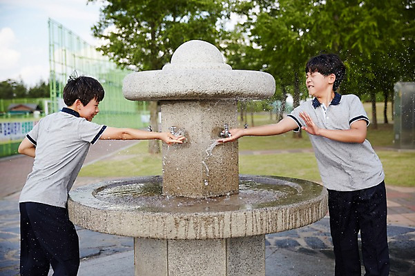 포토 JPG 주간 남자 행복 남학생 장난 중학생 물놀이 놀이 서기 상반신 야외 두명 앞모습 옆모습 10대 친구 한국인 시원함 즐거움 수돗가 천진난만 남자만 십대남자만 남중생 국내포토 자연요소 학생 감정 뷰포인트 컨셉 관계 모션 청소년 사람 동양인 십대만 파일형식
