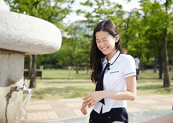 포토 JPG 주간 학생 여자 행복 교복 장난 중학생 물놀이 한명 미소 상반신 야외 10대 눈감음 한국인 시원함 여중생 수돗가 천진난만 여자만 십대여자한명만 국내포토 자연요소 1 옷 감정 컨셉 모션 청소년 놀이 표정 사람 동양인 여자한명만 십대여자만 파일형식