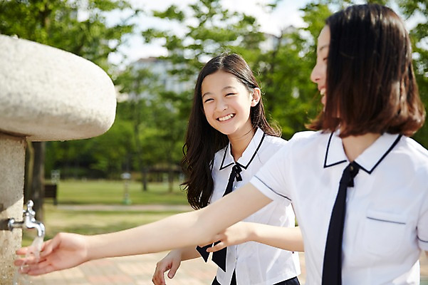 포토 JPG 주간 학생 여자 행복 교복 장난 중학생 물놀이 미소 상반신 야외 두명 옆모습 10대 친구 다정 우정 한국인 시원함 여중생 수돗가 천진난만 십대여자만 국내포토 자연요소 옷 감정 뷰포인트 컨셉 관계 청소년 놀이 표정 사람 동양인 여자만 십대만 파일형식