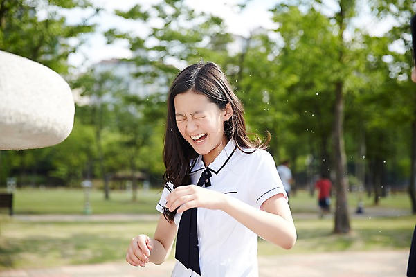포토 JPG 주간 학생 여자 행복 교복 장난 중학생 물놀이 한명 상반신 야외 10대 눈감음 한국인 시원함 여중생 수돗가 천진난만 여자만 십대여자한명만 국내포토 자연요소 1 옷 감정 컨셉 모션 청소년 놀이 사람 동양인 여자한명만 십대여자만 파일형식