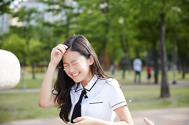 포토 JPG 주간 학생 여자 행복 교복 장난 중학생 물놀이 한명 미소 상반신 야외 앞모습 10대 눈감음 한국인 시원함 여중생 수돗가 천진난만 여자만 십대여자한명만 국내포토 자연요소 1 옷 감정 뷰포인트 컨셉 모션 청소년 놀이 표정 사람 동양인 여자한명만 십대여자만 파일형식