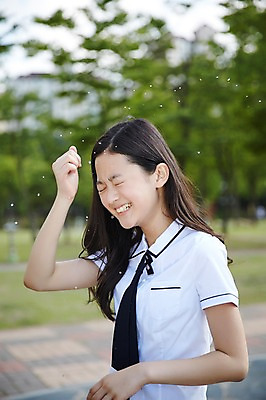 포토 JPG 주간 학생 여자 행복 교복 장난 중학생 물놀이 한명 미소 상반신 야외 옆모습 10대 눈감음 한국인 시원함 여중생 수돗가 천진난만 여자만 십대여자한명만 국내포토 자연요소 1 옷 감정 뷰포인트 컨셉 모션 청소년 놀이 표정 사람 동양인 여자한명만 십대여자만 파일형식