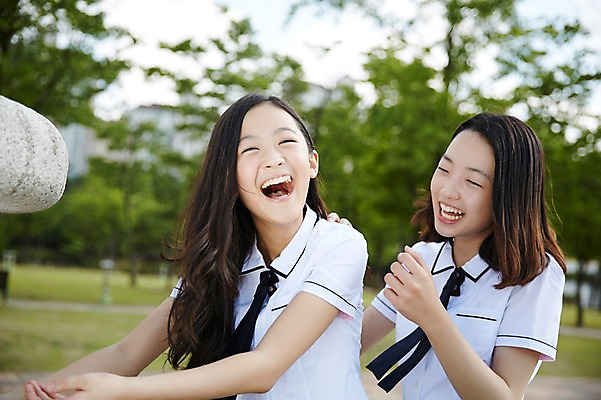 포토 JPG 주간 학생 여자 행복 교복 장난 중학생 물놀이 미소 웃음 상반신 야외 두명 옆모습 10대 친구 다정 우정 한국인 시원함 여중생 수돗가 천진난만 십대여자만 국내포토 자연요소 옷 감정 뷰포인트 컨셉 관계 청소년 놀이 표정 사람 동양인 여자만 십대만 파일형식