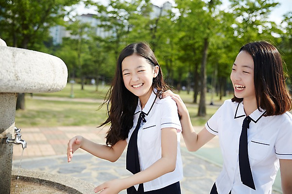 포토 JPG 주간 학생 여자 행복 교복 장난 중학생 물놀이 미소 상반신 야외 두명 옆모습 10대 친구 다정 우정 한국인 시원함 여중생 수돗가 천진난만 십대여자만 국내포토 자연요소 옷 감정 뷰포인트 컨셉 관계 청소년 놀이 표정 사람 동양인 여자만 십대만 파일형식