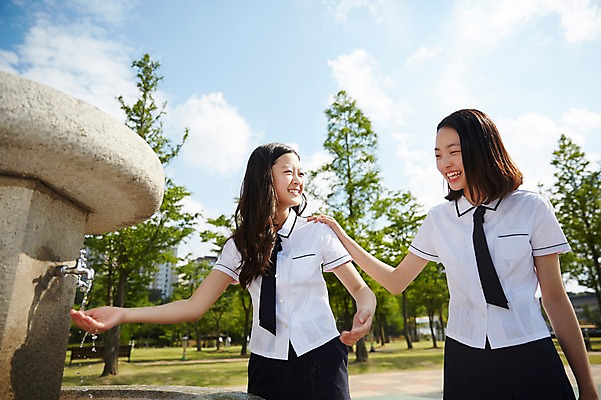 포토 JPG 주간 학생 여자 행복 교복 장난 중학생 물놀이 미소 상반신 야외 두명 앞모습 10대 친구 다정 우정 한국인 시원함 여중생 수돗가 천진난만 십대여자만 국내포토 자연요소 옷 감정 뷰포인트 컨셉 관계 청소년 놀이 표정 사람 동양인 여자만 십대만 파일형식