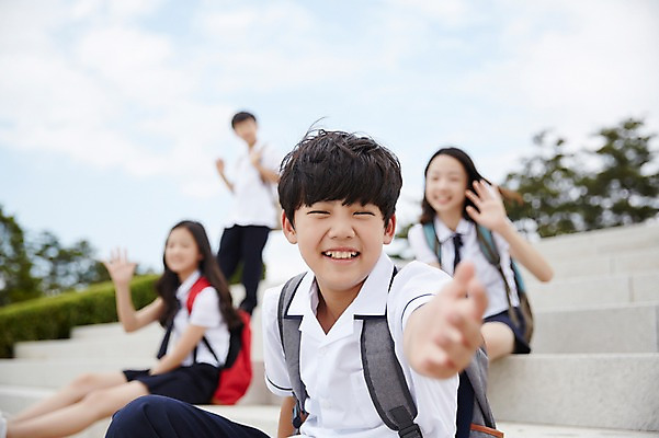 포토 JPG 주간 학생 여학생 여자 남자 교복 남학생 중학생 책가방 미소 앉기 여러명 상반신 야외 앞모습 10대 친구 계단 한국인 손내밀기 여중생 십대만 남중생 국내포토 자연요소 옷 뷰포인트 다수 가방 관계 모션 청소년 표정 사람 동양인 손짓 파일형식