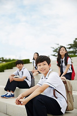 포토 JPG 주간 학생 여학생 여자 남자 교복 남학생 중학생 책가방 미소 앉기 여러명 상반신 야외 옆모습 10대 친구 계단 한국인 여중생 손모으기 십대만 남중생 국내포토 자연요소 옷 뷰포인트 다수 가방 관계 모션 청소년 표정 사람 동양인 손짓 파일형식