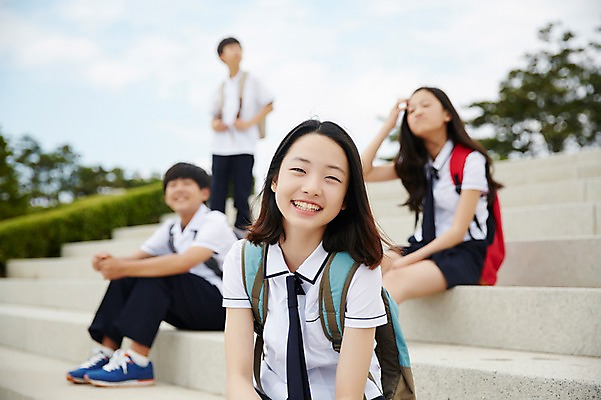 포토 JPG 주간 학생 여학생 여자 남자 교복 남학생 중학생 책가방 미소 앉기 여러명 상반신 야외 앞모습 10대 친구 계단 한국인 여중생 십대만 남중생 국내포토 자연요소 옷 뷰포인트 다수 가방 관계 모션 청소년 표정 사람 동양인 파일형식