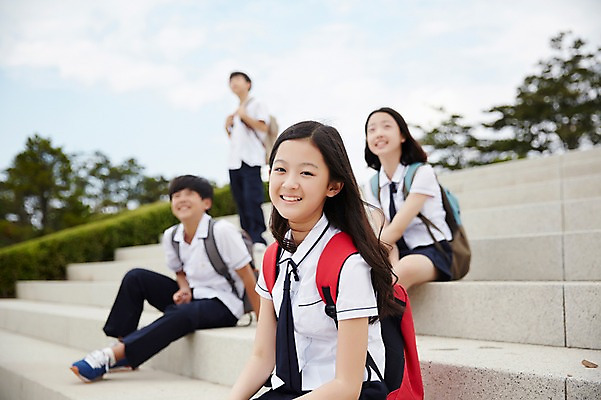 포토 JPG 주간 학생 여학생 여자 남자 교복 남학생 중학생 책가방 미소 앉기 여러명 상반신 야외 옆모습 10대 친구 계단 한국인 여중생 십대만 남중생 국내포토 자연요소 옷 뷰포인트 다수 가방 관계 모션 청소년 표정 사람 동양인 파일형식