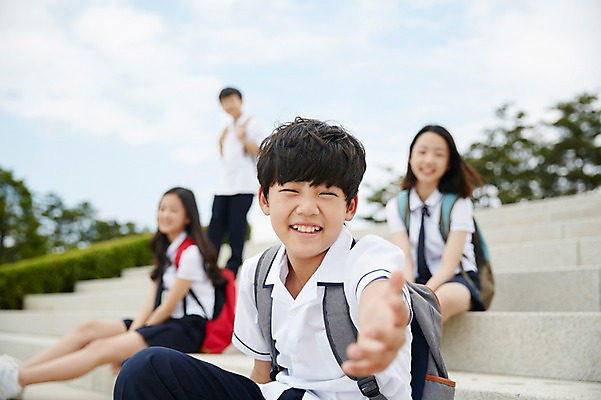 포토 JPG 주간 학생 여학생 여자 남자 교복 남학생 중학생 책가방 미소 앉기 여러명 상반신 야외 옆모습 10대 친구 계단 한국인 손내밀기 여중생 십대만 남중생 국내포토 자연요소 옷 뷰포인트 다수 가방 관계 모션 청소년 표정 사람 동양인 손짓 파일형식