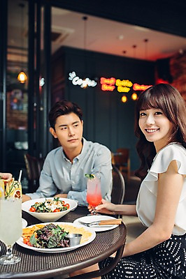 포토 JPG 백인 여자 남자 실내 앉기 상반신 20대 성인 두명 친구 레스토랑 식사 카페 한국인 브런치 청년만 성인만 국내포토 서양인 관계 모션 사람 동양인 청년 내부 상점 식당 파일형식