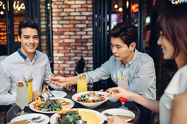 포토 JPG 백인 여자 남자 실내 앉기 상반신 20대 성인 세명 친구 레스토랑 식사 카페 한국인 브런치 청년만 성인만 킨포크 국내포토 서양인 관계 모션 사람 동양인 청년 내부 상점 식당 파일형식